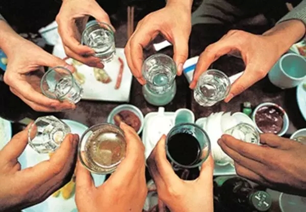 有此一说｜喝酒时别吃这些“菜”，小心中毒!