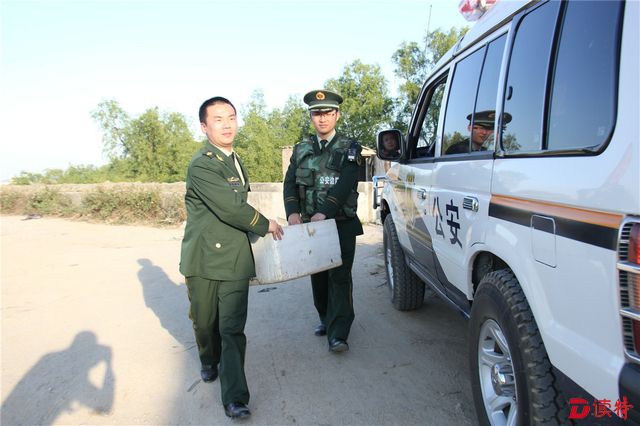 4.图为汕头市新溪边防派出所官兵将炮弹带回处理。