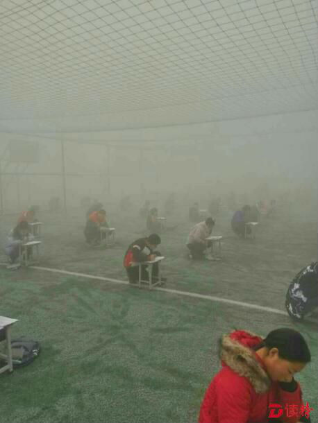 雾霾天里让学生在操场考试 中学校长被停职