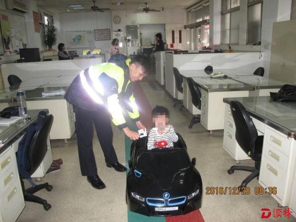 台南市北区派出所警察20日上午接获民众报案，称一名小男童独自开着BMW玩具电动车在路上闲晃。