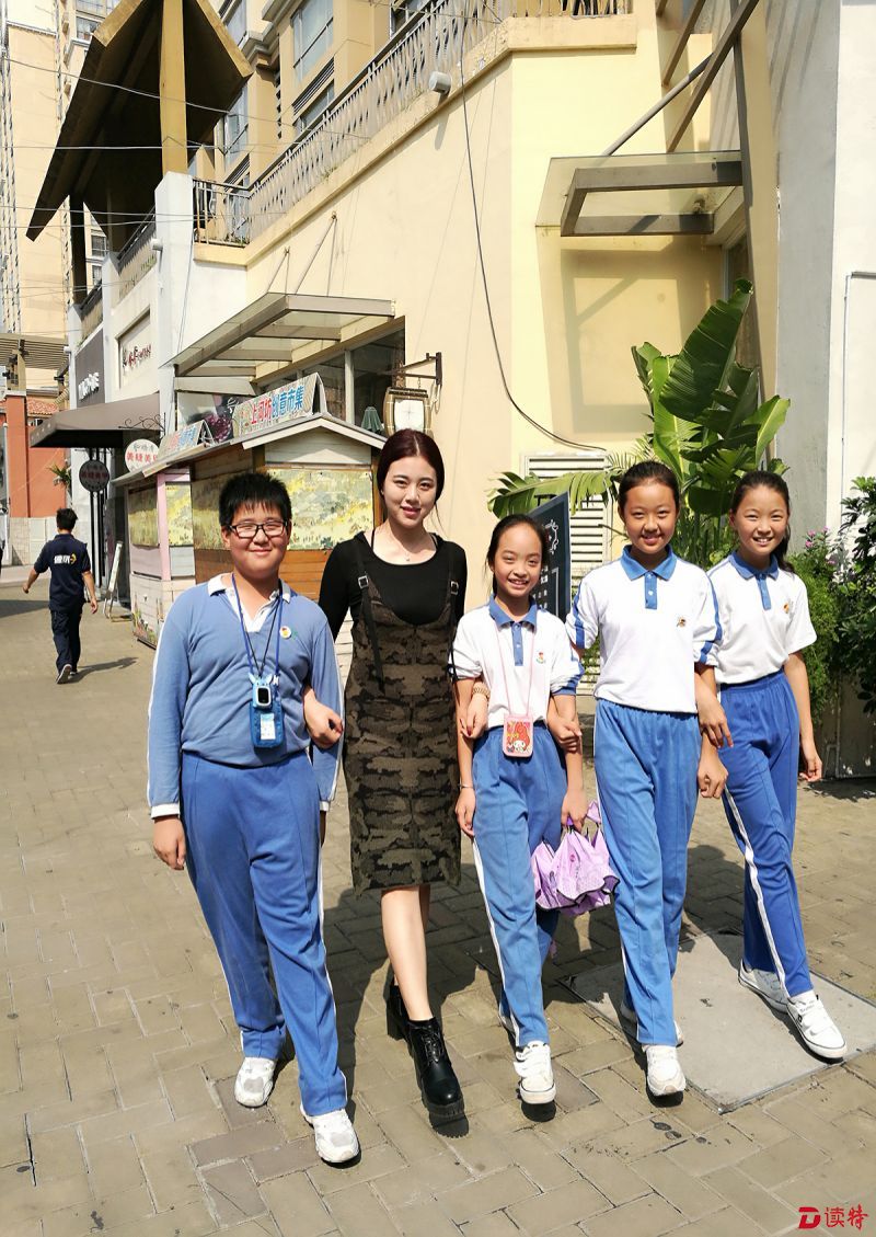 刘海燕和孩子们在一起