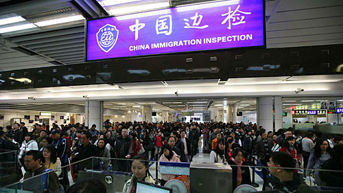 12月上半月访港旅客回暖 内地旅客上升3.8% 