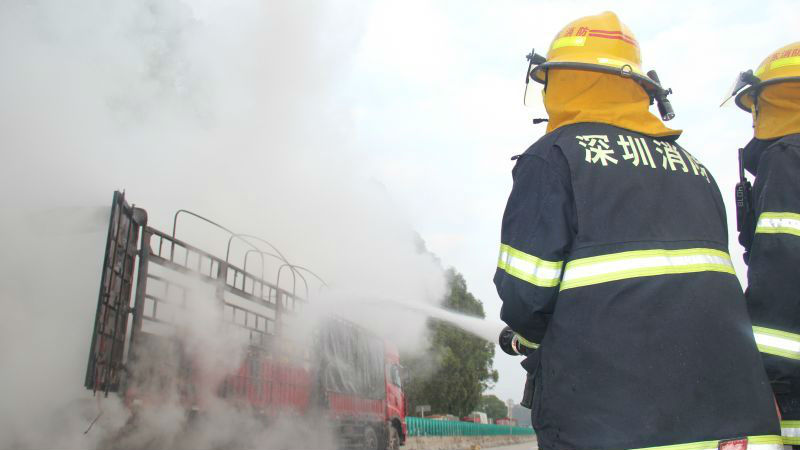 装满电池大货车起火 货物全毁   