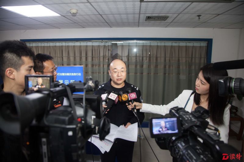 市公安局刑警支队七大队副大队长王征途介绍打击整治骚扰信息常态化工作机制。