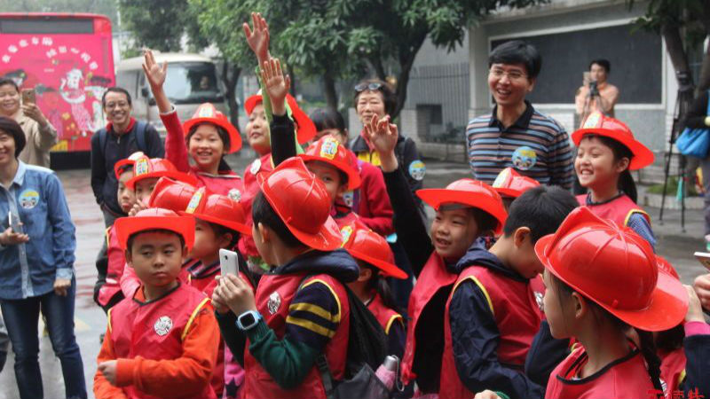 广州“小学警”帅气出更