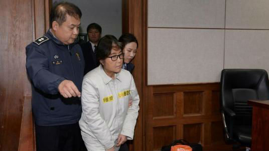 韩国独立检查组首次传讯“干政门”主犯崔顺实