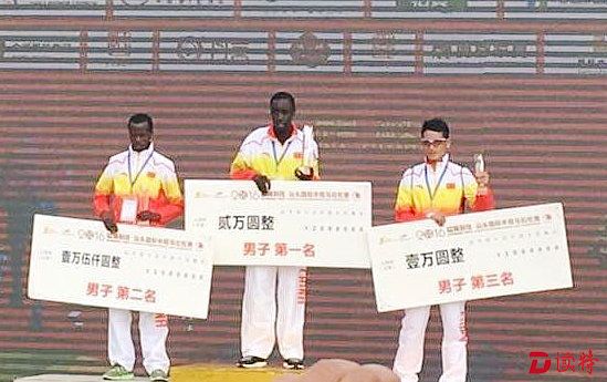 男子组前三名领奖