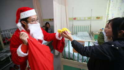 “圣诞老人”来到儿童医院 关爱空间变身快乐城堡