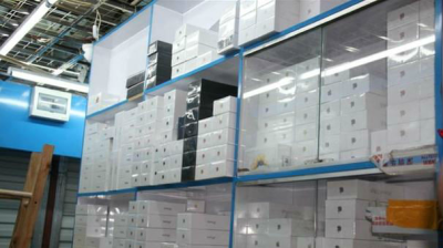 深圳查获的走私苹果电脑和手机堆满一个房间