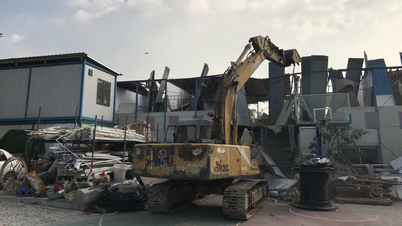 香蜜湖违建群清拆行动首战告捷 