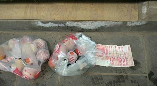 女子遇“天上掉馅饼” 陌生人强塞现金和苹果