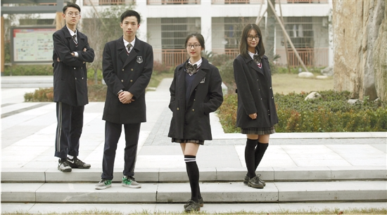 浙江一中学学生自己做校服 英伦风受好评