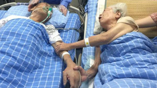 泪目！九旬夫妻同住一家医院终于执手相见