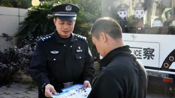 王君：维护社区治安脚要勤