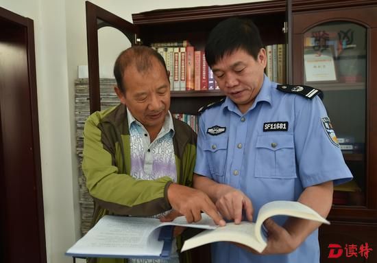 卢付合（左）在向垣曲县司法局局长请教剧本中的法律问题