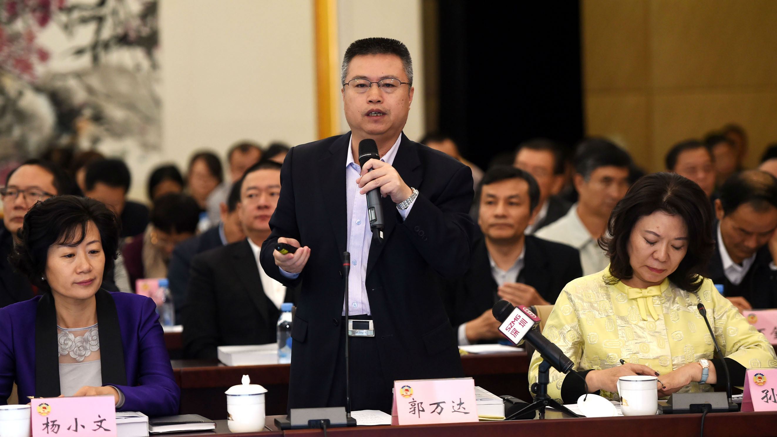 委员建言：强区放权不能带来机构臃肿的副产品