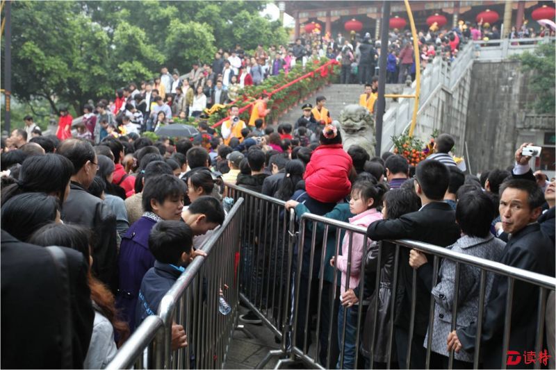 1往年弘法寺人流拥挤状况（寺前广场）