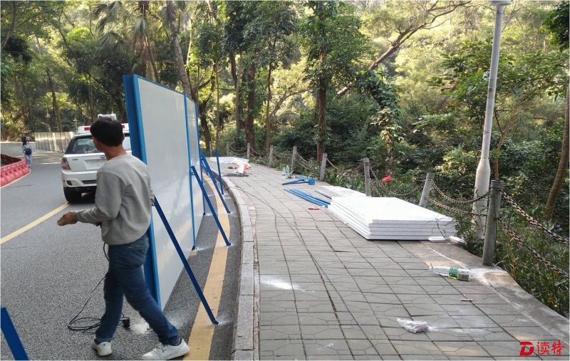 4仙湖植物园主园路人行道全部施工并用挡板隔离（配文：道路变窄（4至6米），一边为山体，一边为挡板，即要双向行人且要满足救援车辆的行驶，无缓冲区域，人流一旦拥挤极有可能会形成踩踏事件致群死群伤。）