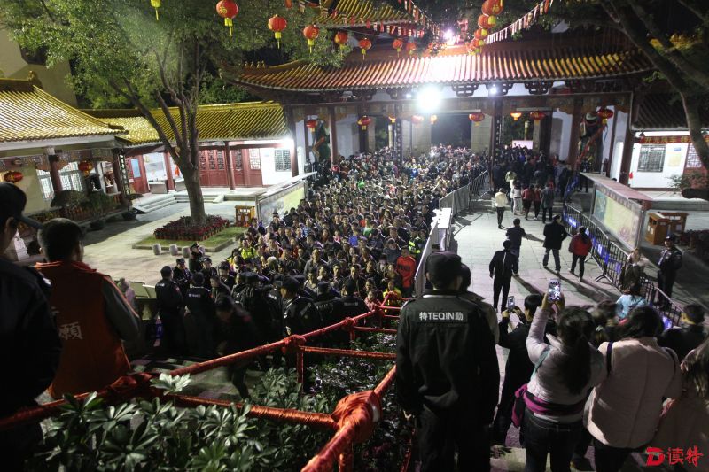 人流拥挤（客堂前空地及弘法寺大门【年三十晚】）