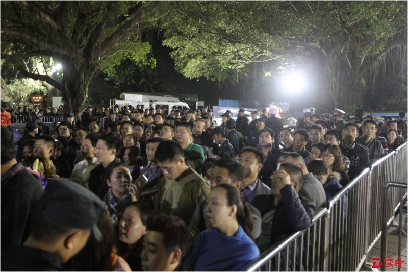 往年弘法寺人流拥挤状况（寺前广场-夜间）