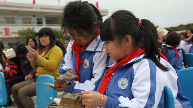 司法局为欧厝小学师生圆“校服梦”