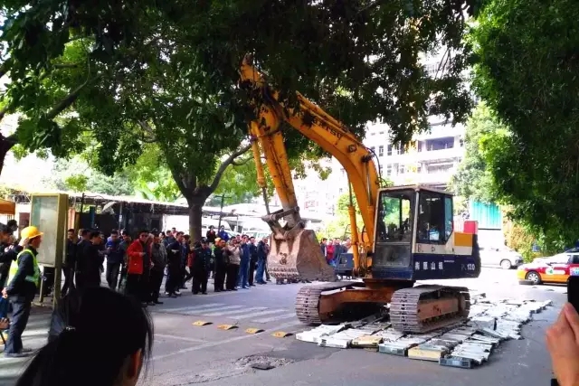 出动铲车！莲花街道现场碾毁242台直排式热水器！
