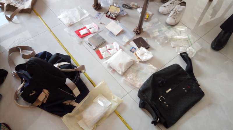 这户人家奇怪！深夜常有人出入，竟在干这事