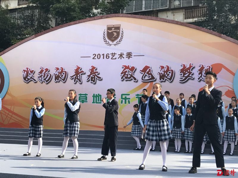 惊艳！这个草地音乐节，来表演的居然是他们