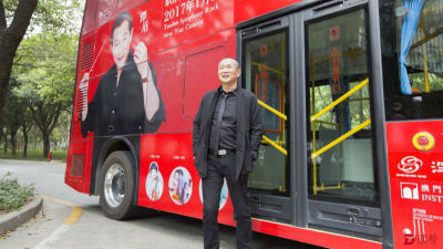 深圳电动双层巴士来了位特别乘客，是他！