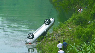 河源龙川彭坑大桥一轿车坠入水库 疑似两人失踪