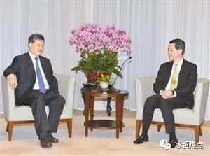马兴瑞（左）与香港行政长官梁振英（右）