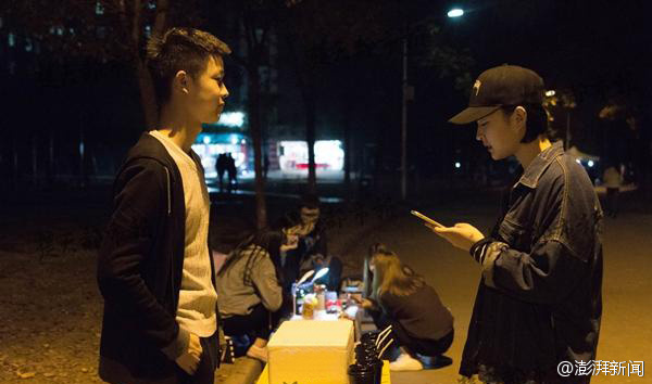 武汉一大学教师7年垫资2万让学生“练摊” 