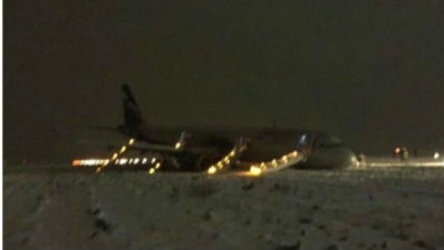 俄航一架飞机降落时冲出跑道 乘客紧急疏散