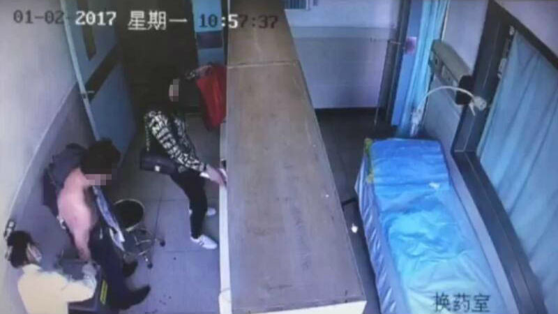 女子好心让诊 反被对方盗取手机