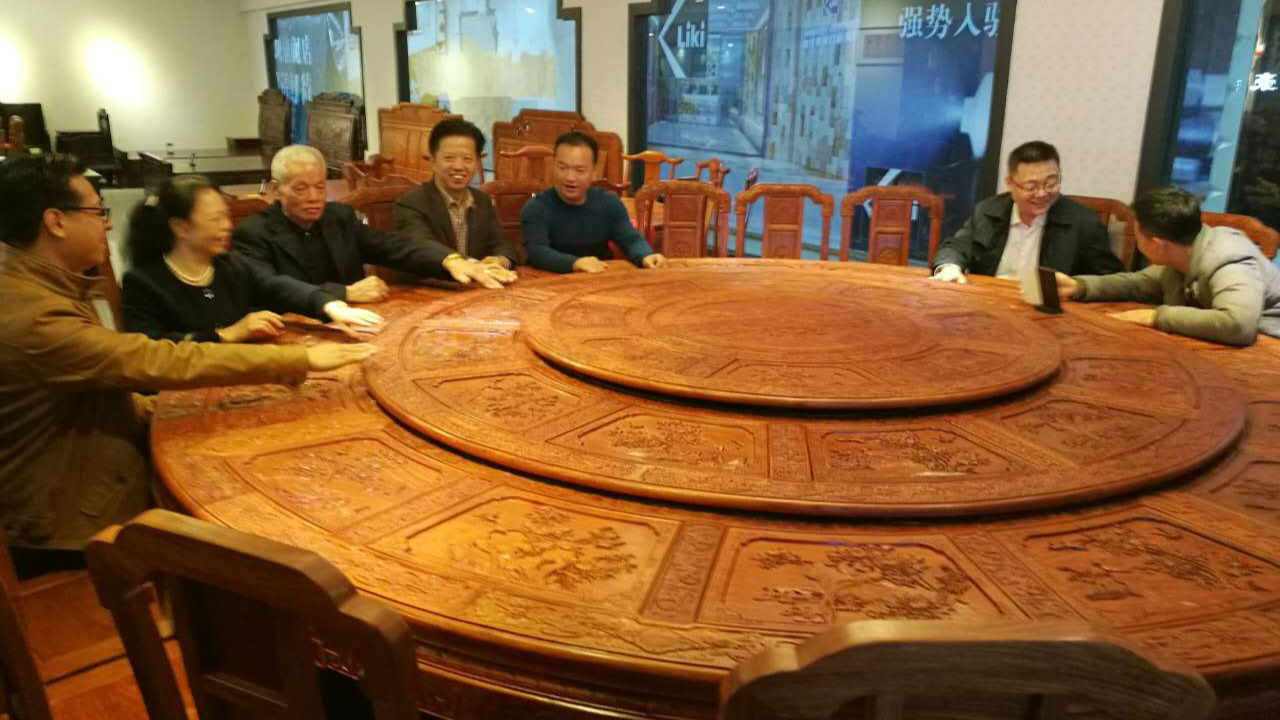 惊呆了！这张巨型圆桌能容纳近30人吃饭！