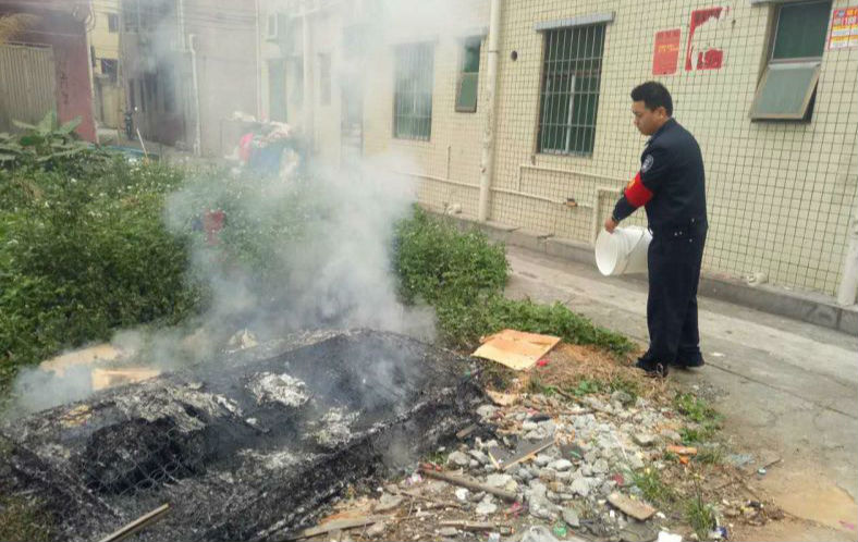 空地废弃物着火无人知  网格员巡查发现除火患
