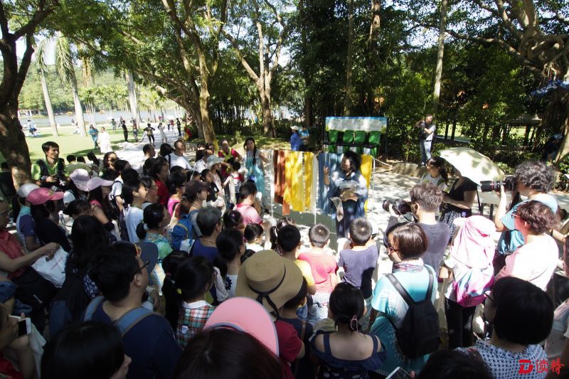 市民在仙湖植物园参与植物缤纷染活动