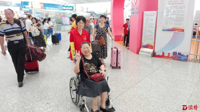 北站义工服务旅客3