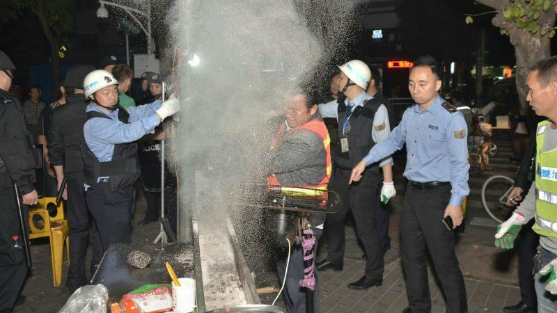 新安街道多部门联合 重拳整治夜间乱摆卖