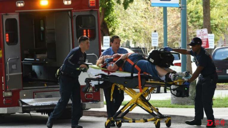 枪击事件中的伤者被送至医院。