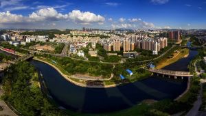 龙华新区成立五载，“龙华商圈”快速崛起，已成为我市核心商圈之一，图为观澜湖新城。