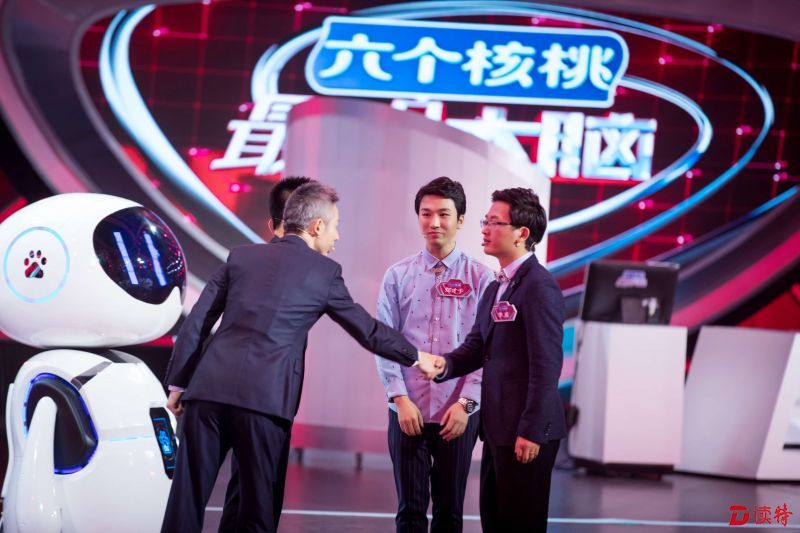 李威、郑才千为王峰打气