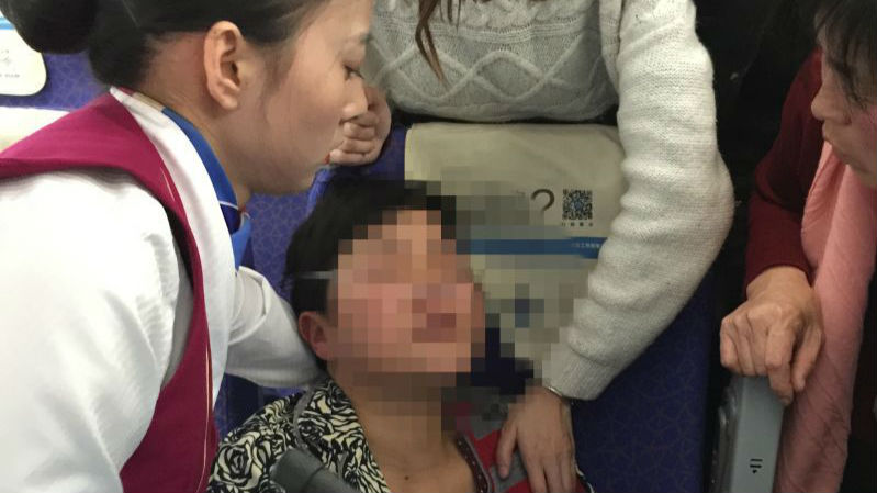 旅客突发心脏病 飞机返航力保患者转危为安