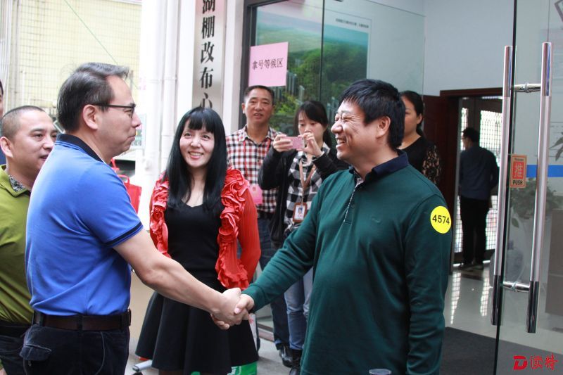 副区长宋强与当事人崔先生握手交谈（注明拍摄：黄洪安）