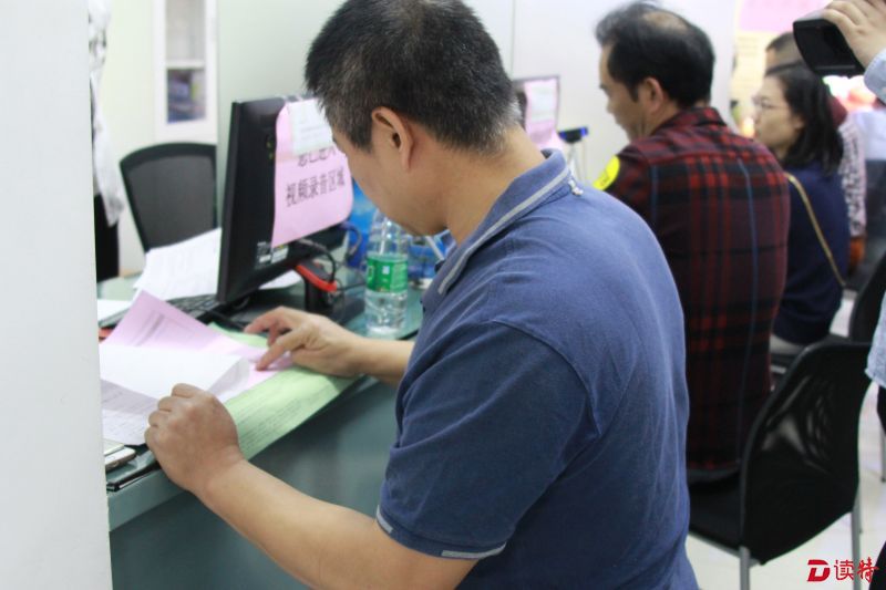 当事人代表集体签约（注明拍摄：黄洪安）