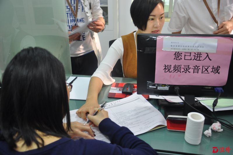 棚改工作人员在指导当事人签约