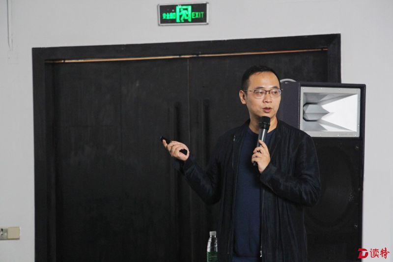 图为颜为昕在演讲