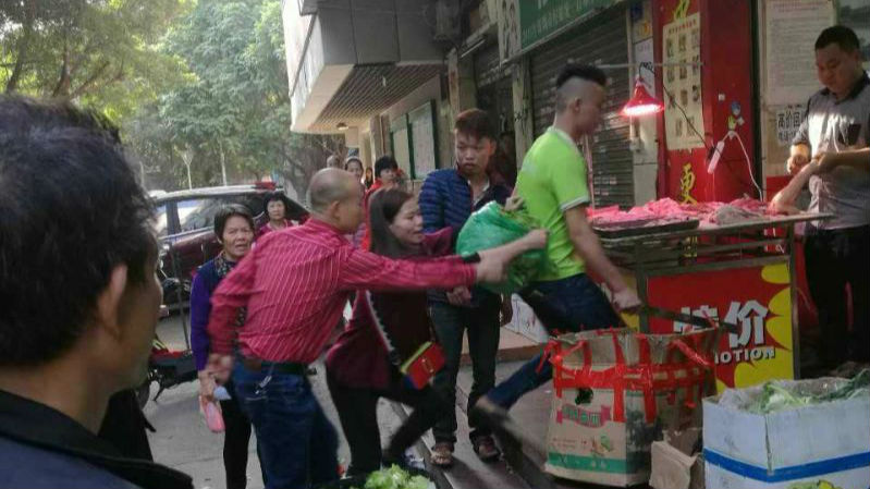 乱摆卖摊贩暴力抗法被行政拘留3天