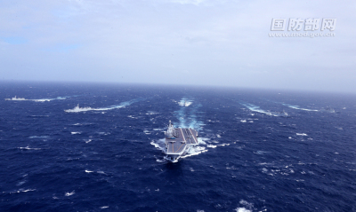 中国海军辽宁舰编队通过台湾海峡