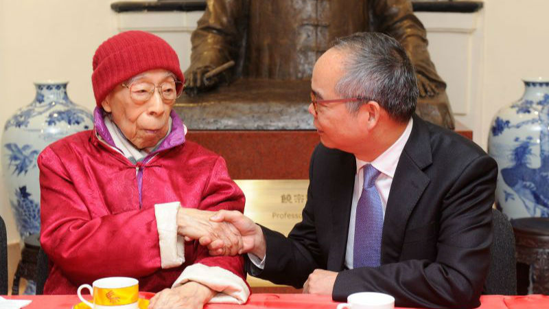 港府向百岁国学大师饶宗颐教授拜年